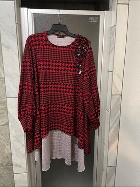 Red & Black Houndstooth Long-Sleeve Tunic with Shoulder Rosette